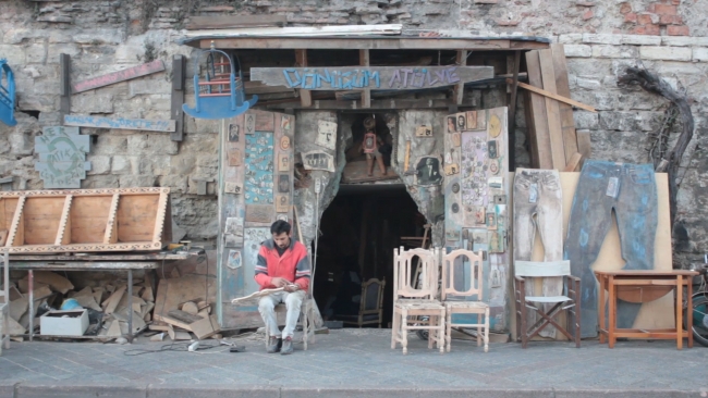 Çöpe atılan eşyaları yeniden tasarlıyor